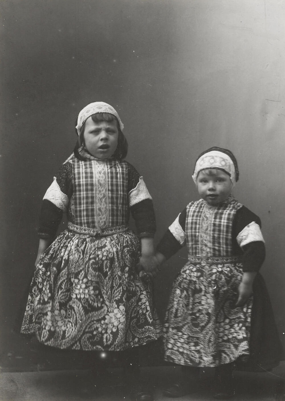 Twee jongens in Marker streekdracht, 1910–1916