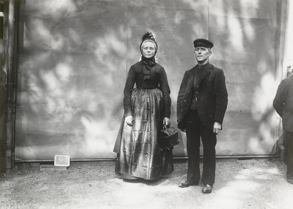 Vrouw en man in Gelderse dracht uit Geesteren, 1913