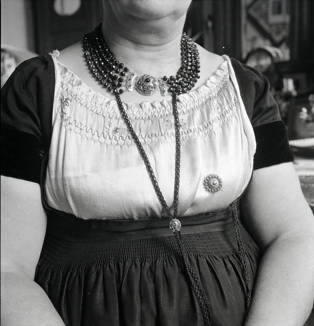 Mevrouw Dekker uit Middelburg in Walcherse dracht, 1957