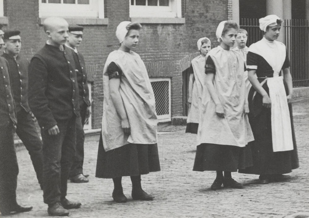Jongens en meisjes uit het Burgerweeshuis in Amsterdam, circa 1910