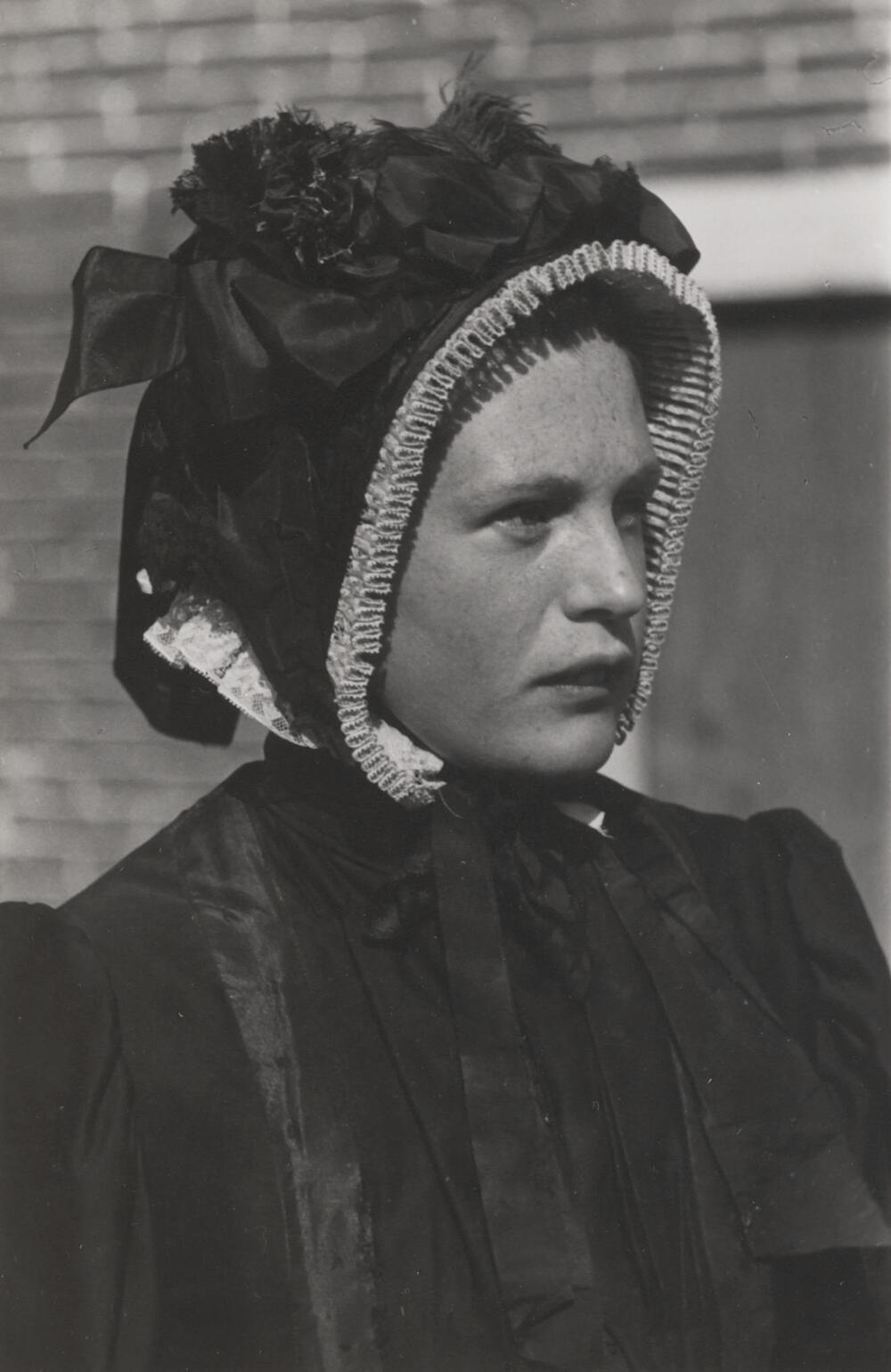 Vrouw verkleed in Drentse dracht, Oud Schoonebeek, 1946