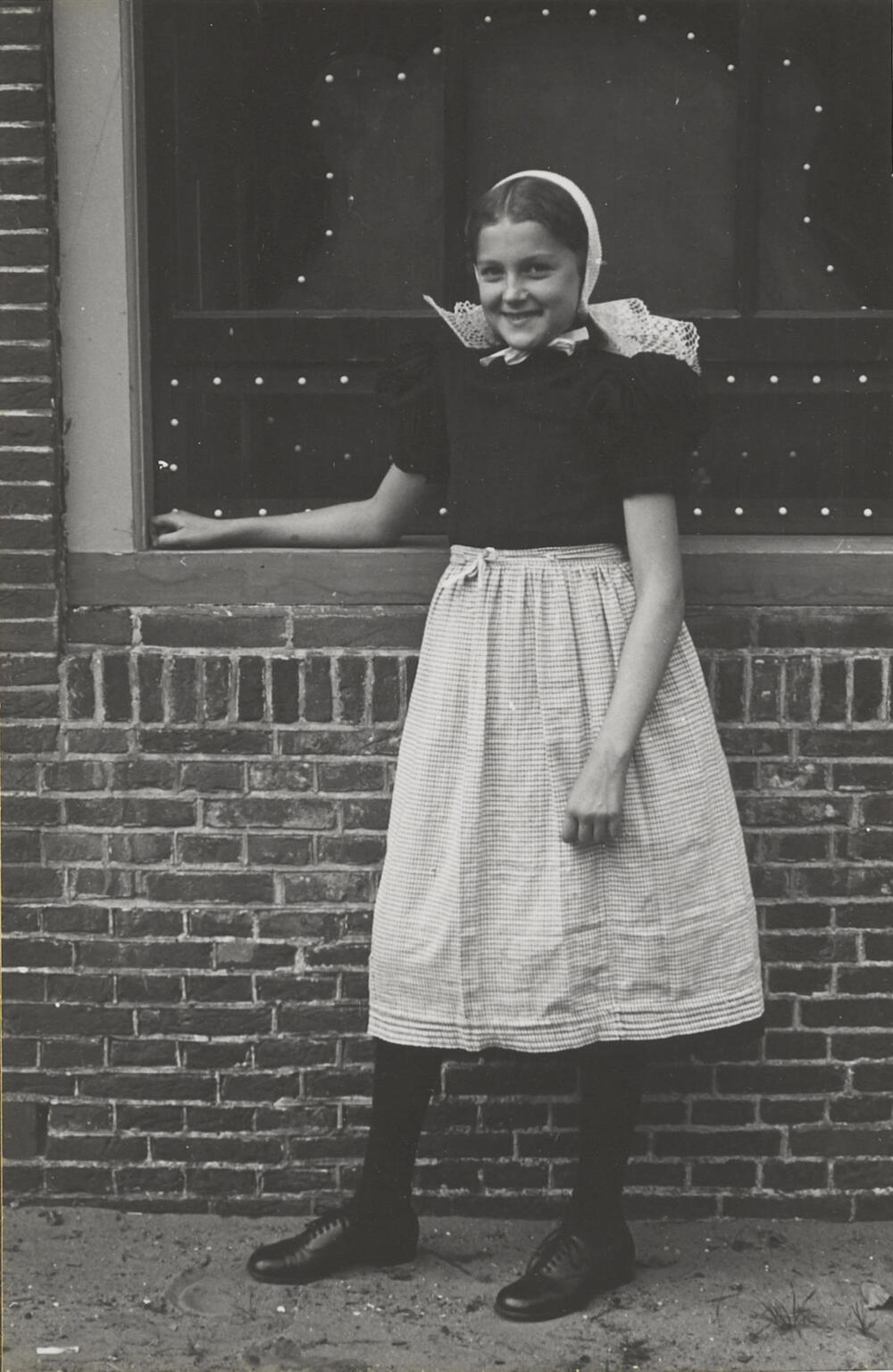 Meisje verkleed in streekdracht, Huizen, 1945