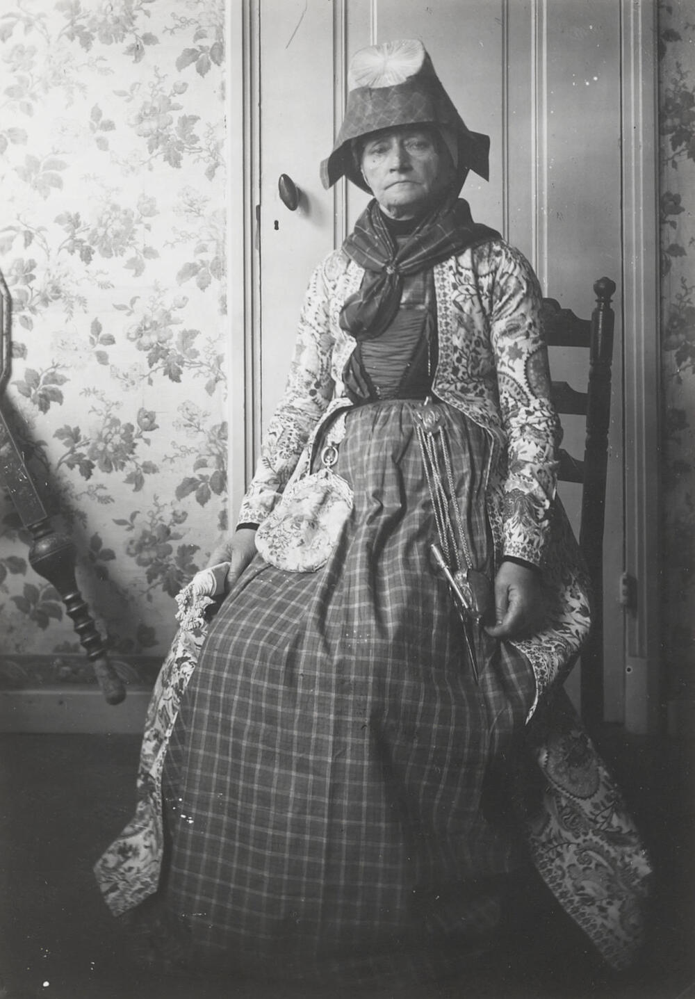 Vrouw in Hindelooper dracht, circa 1915