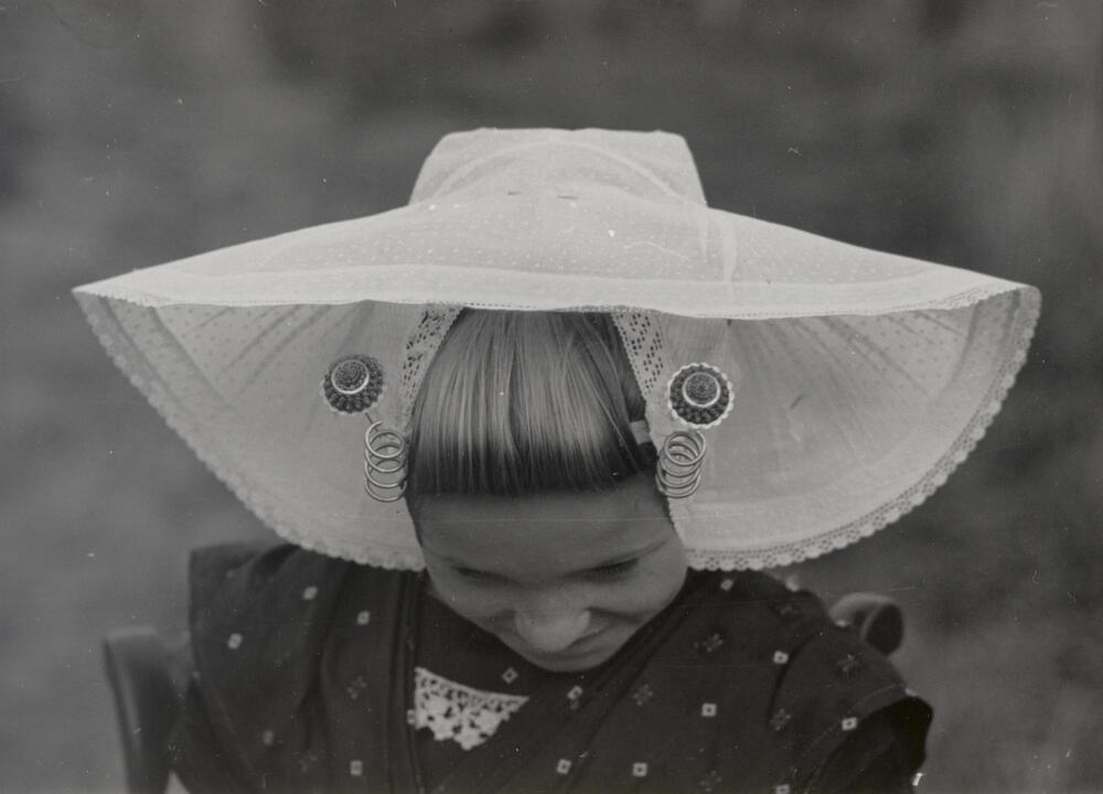 Klazina van Belzen in Arnemuider dracht, 1950