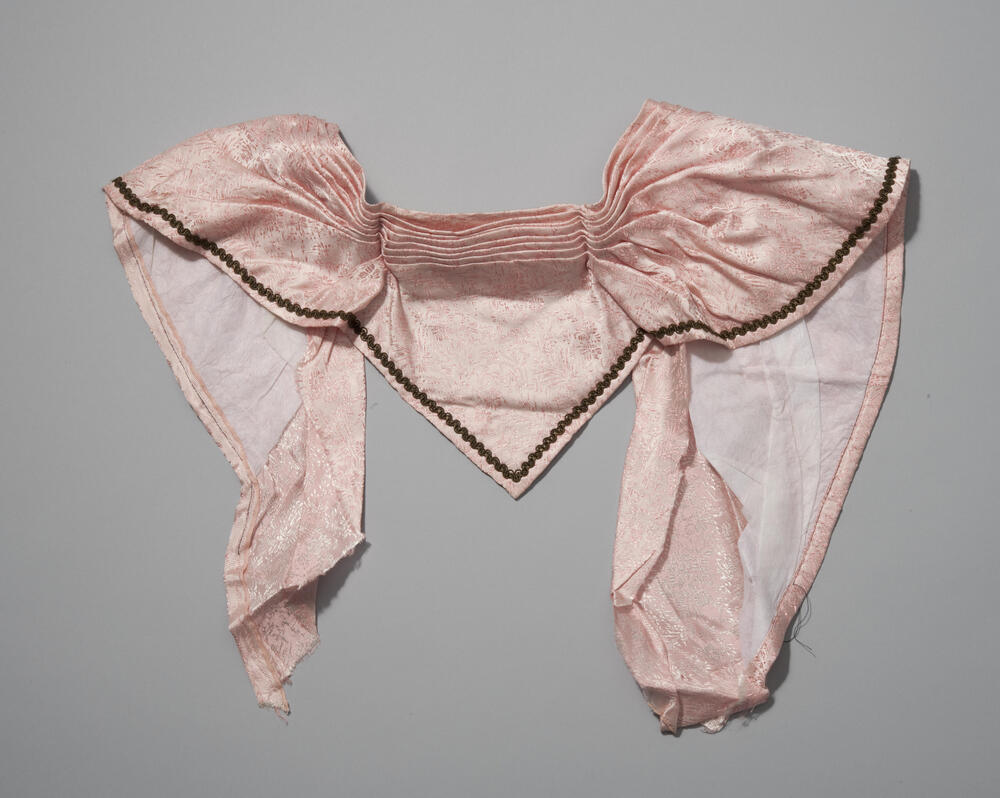 Schouderdoek voor een meisje, behorend bij beuk, Zuid-Beveland, voor 1976