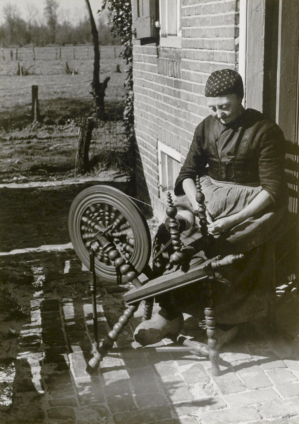 Jentje Dunnink-de Weerd aan het spinnen, Staphorst, 1944