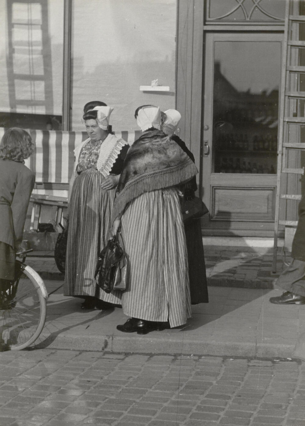Vrouwen in Walcherse dracht, Middelburg, 1950