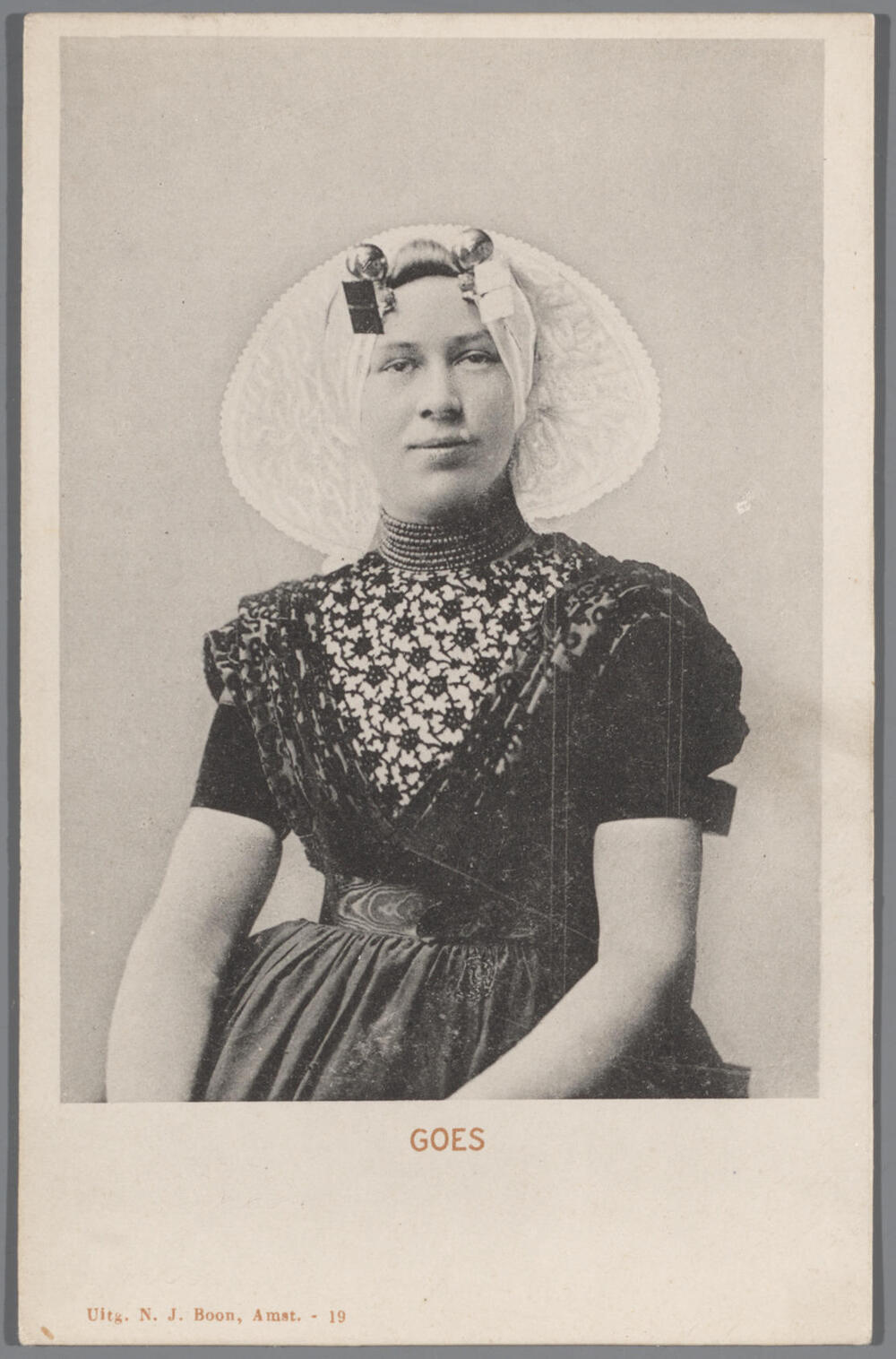 Vrouw in protestantse Zuid-Bevelandse streekdracht, 1886–1905