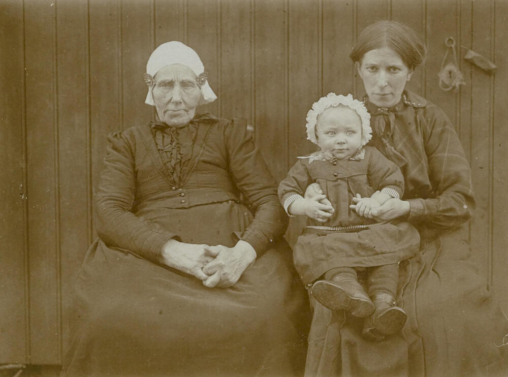 Vrouwen en meisje, Noord-Nederland,1914–1934