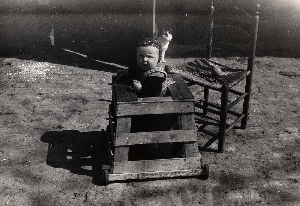 Meisje in looprek, Rouveen, 1944