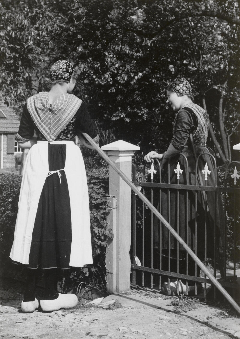 Twee jonge vrouwen in Staphorster dracht, 1960