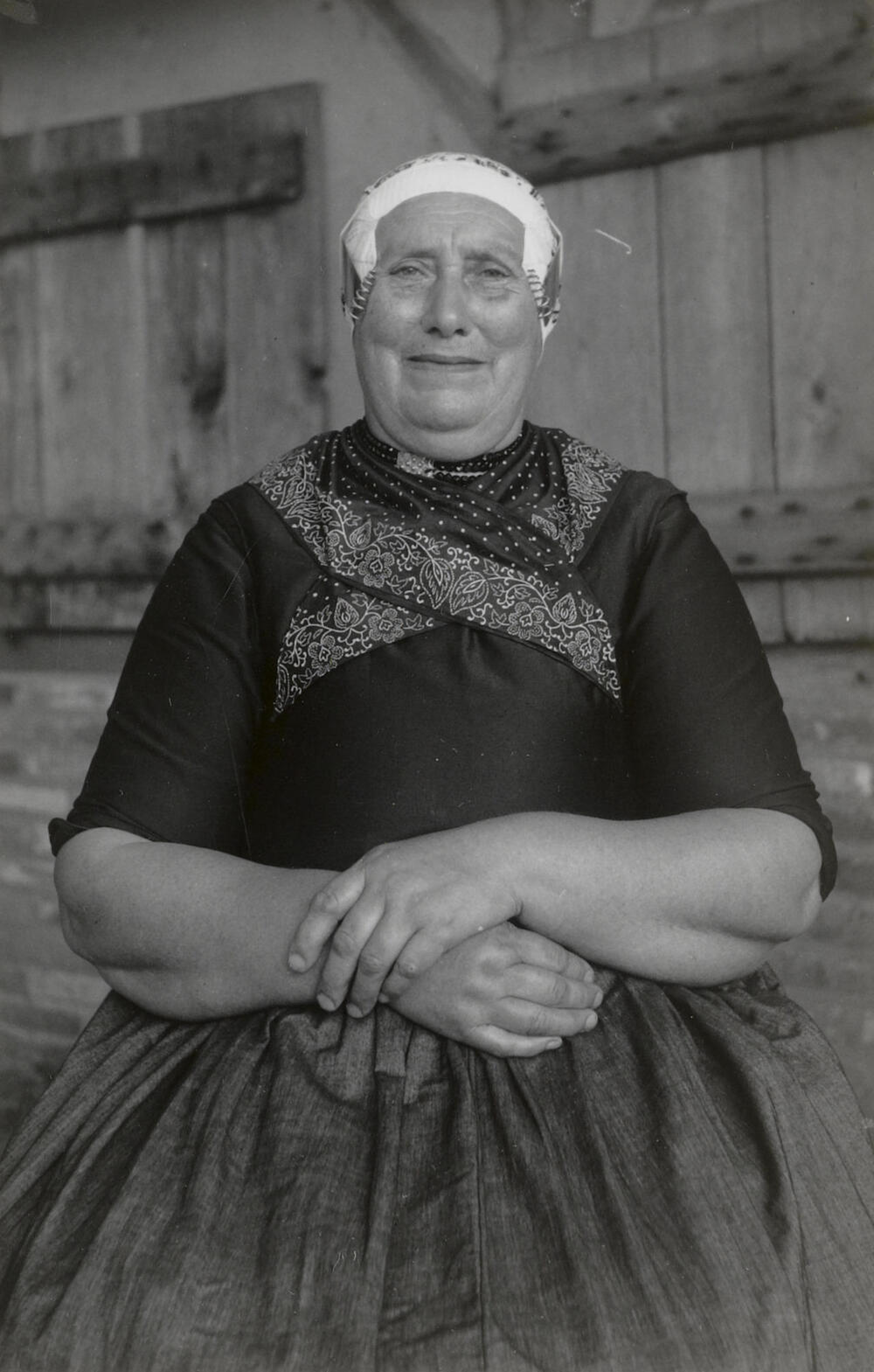 Grietje Vis uit Doornspijk in Veluwse dracht, 1949