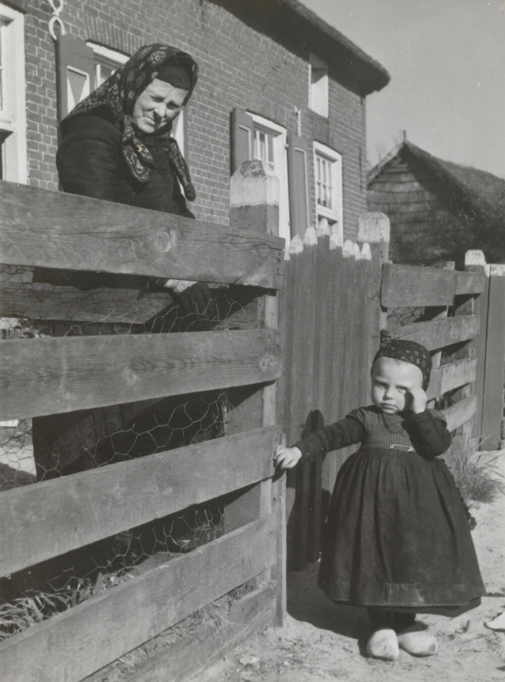 Hendrikje Jansen-Redder en meisje in streekdracht, Rouveen, 1944