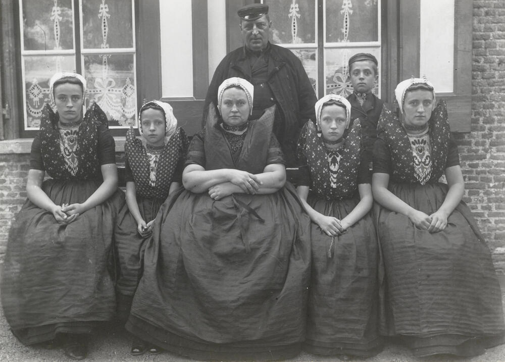 Familie in Axelse streekdracht, 1915