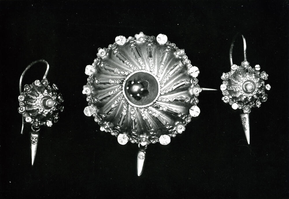 Oorbellen en broche, gedragen op Tholen, 1955