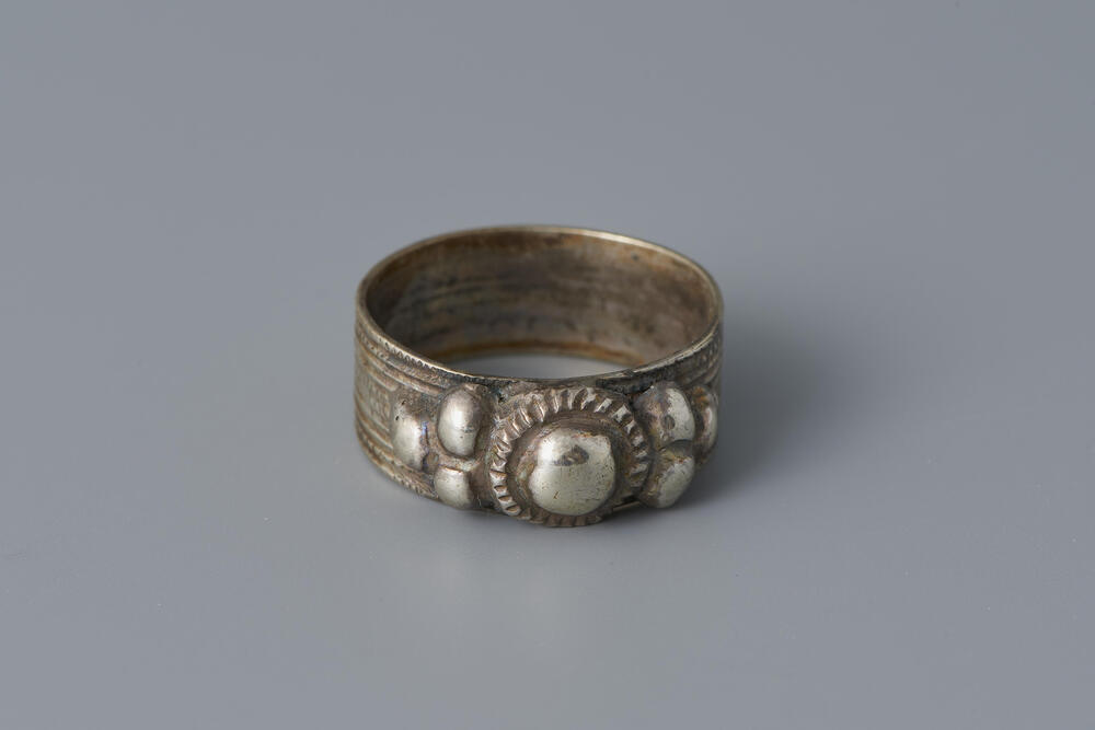 Zilveren ring, zgn. 'zevensteen', Marken