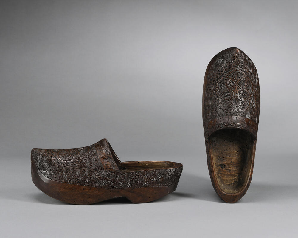 Bruidsklompen met kerfsnedeversiering, Marken, 1883