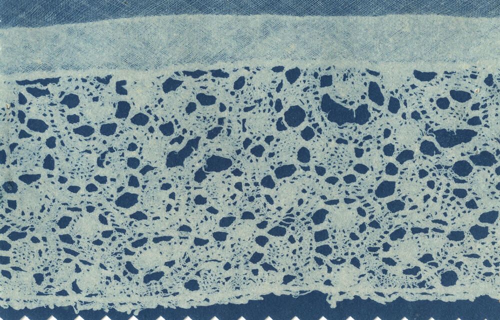 Detail 'hullekap' met strook Vlaamse kant, Marken
