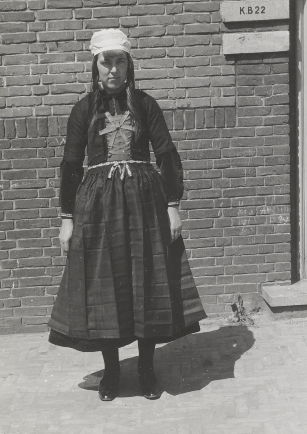 Neeltje Zondervan in het trouwpak, Marken, 1943
