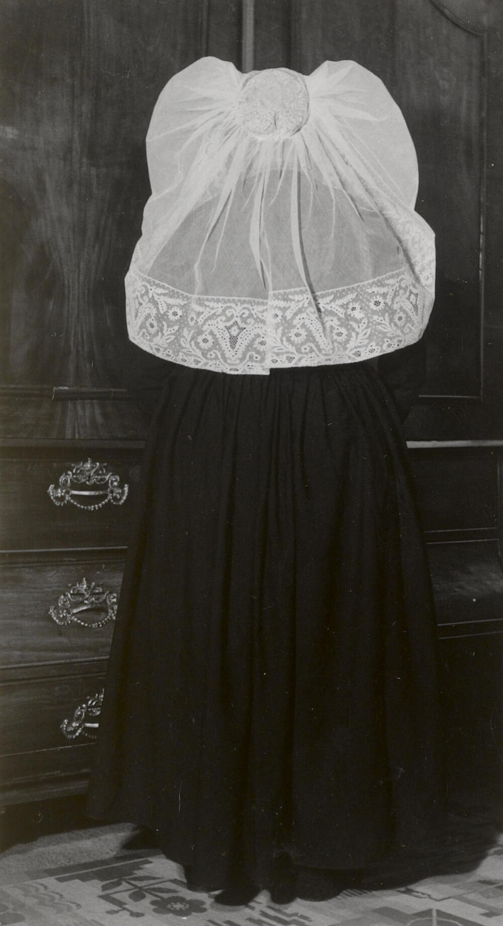 Mevrouw Keur uit Scherpenisse in Thoolse dracht, 1955