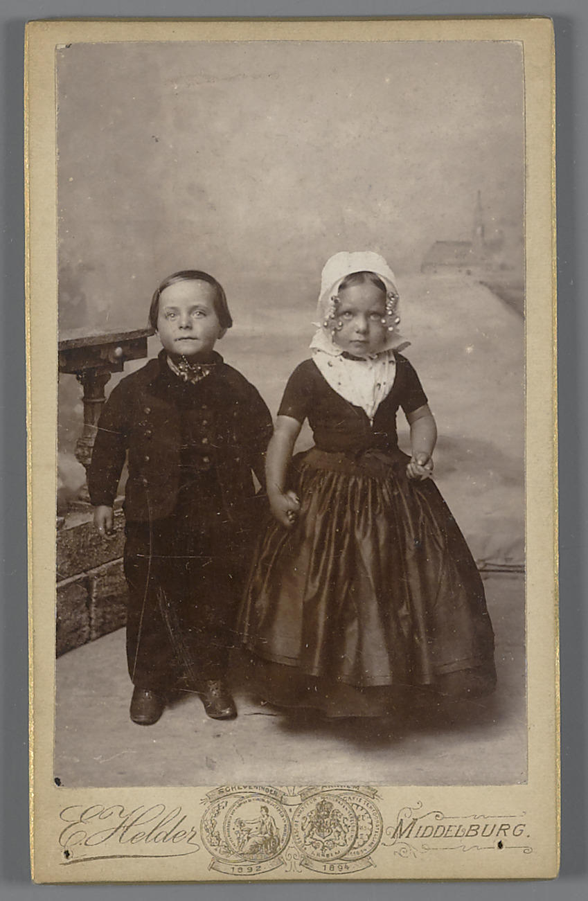 Jongen en meisje in Walcherse streekdracht, circa 1900