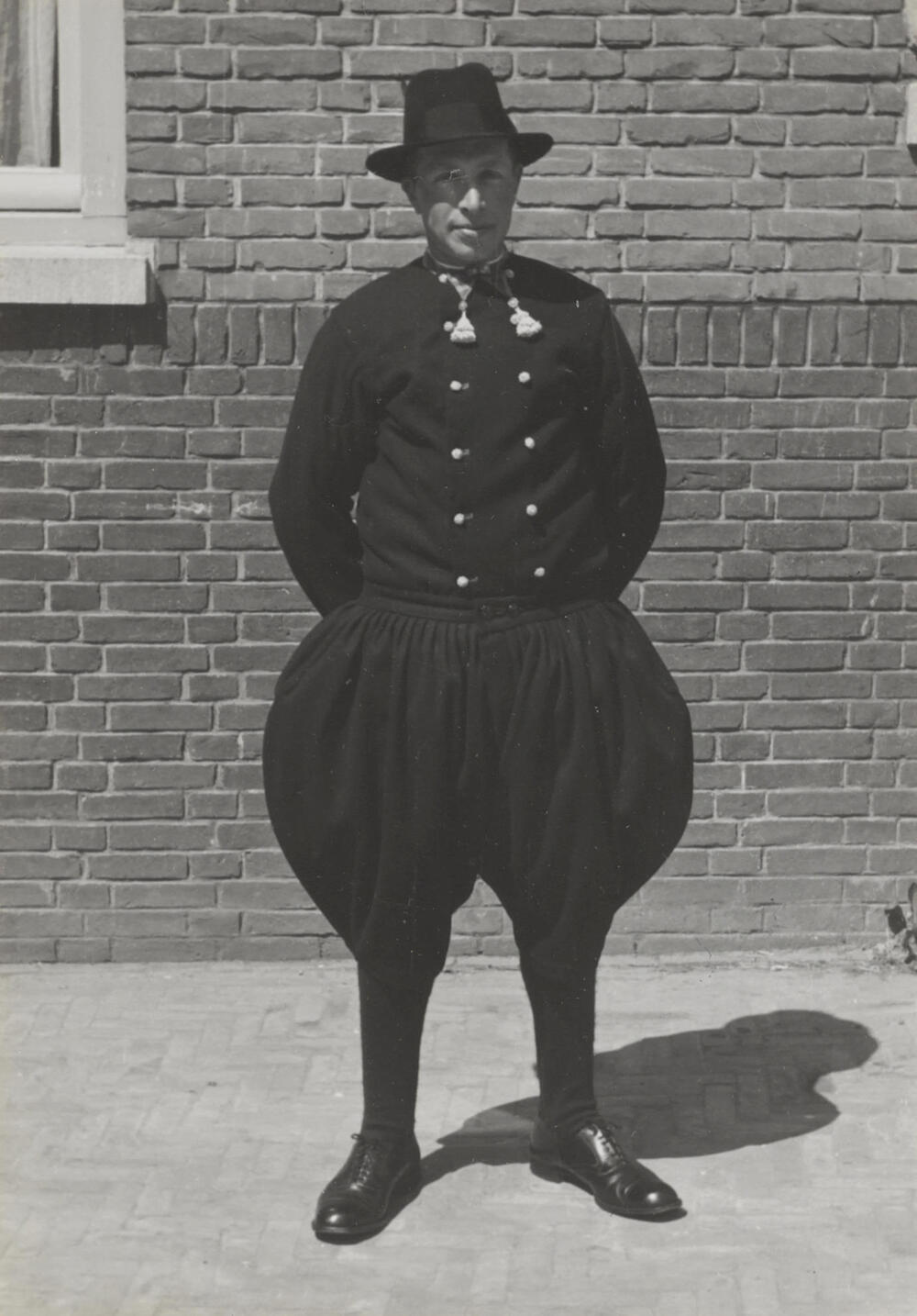 Sijmen Schouten in het trouwpak, Marken, 1943