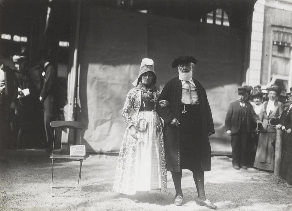 Echtpaar Jacomina van Elselo-Baunach en Otte van Elselo in Hindelooper dracht, 1913