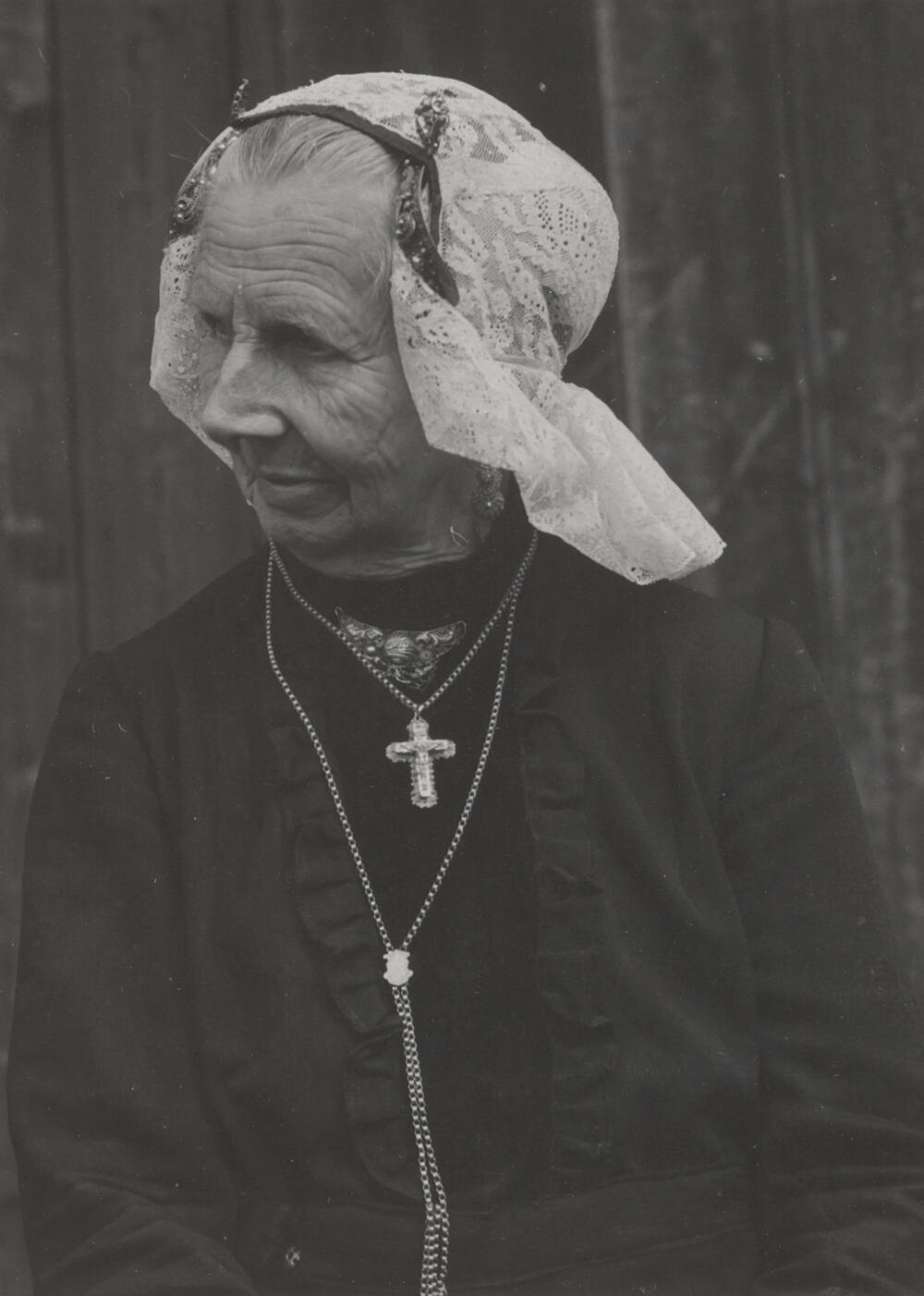 Weduwe Smit in streekdracht uit Laren, 1952