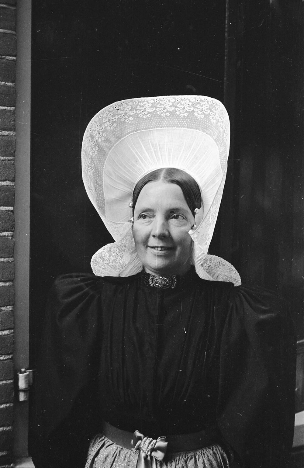 Vrouw in streekdracht, Huizen, 1945