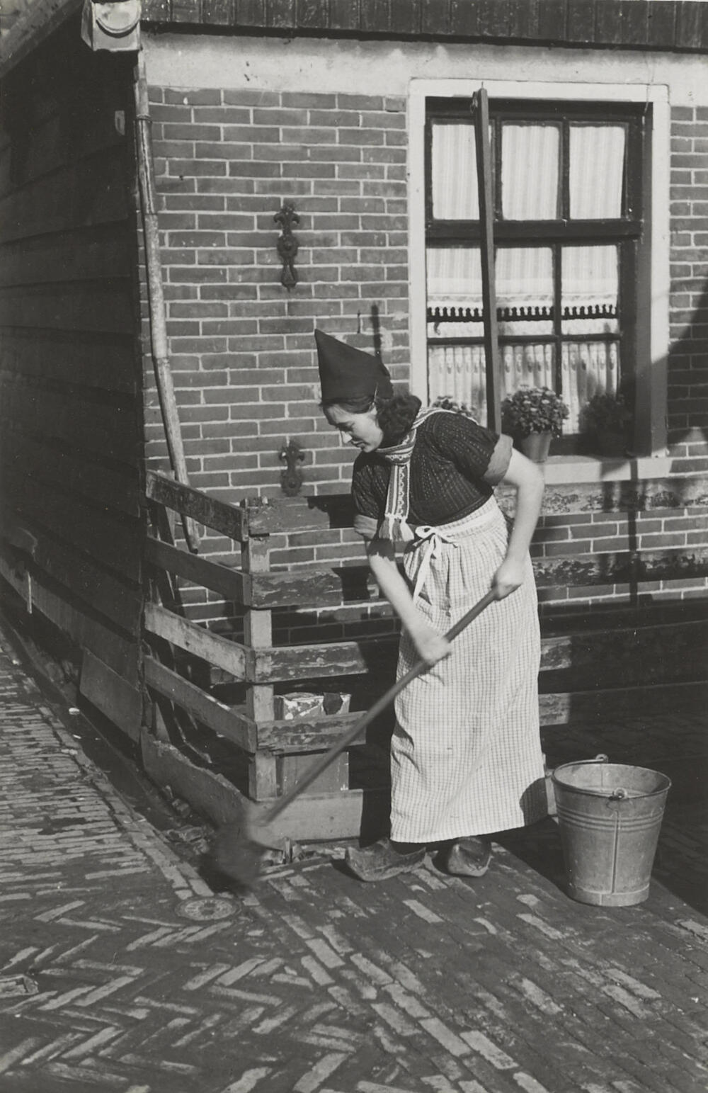 Vrouw in daagse dracht uit Volendam, 1946