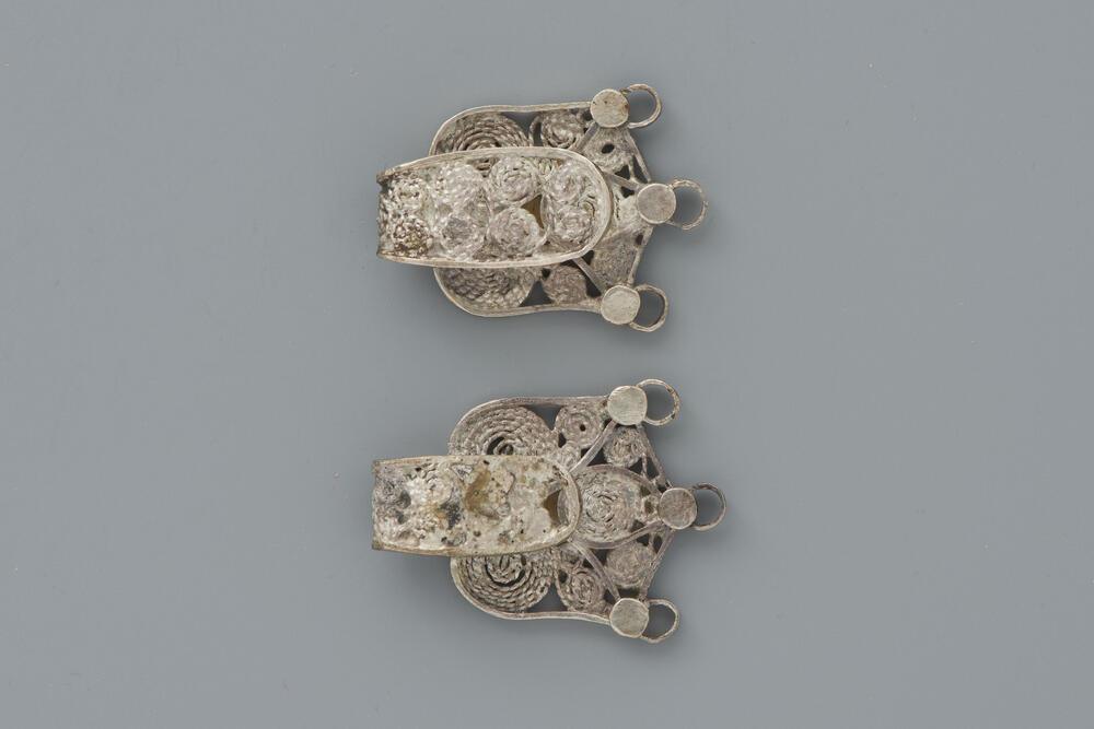 Paar tulpvormige zilveren keelbandhaken, Marken, 1906–1943