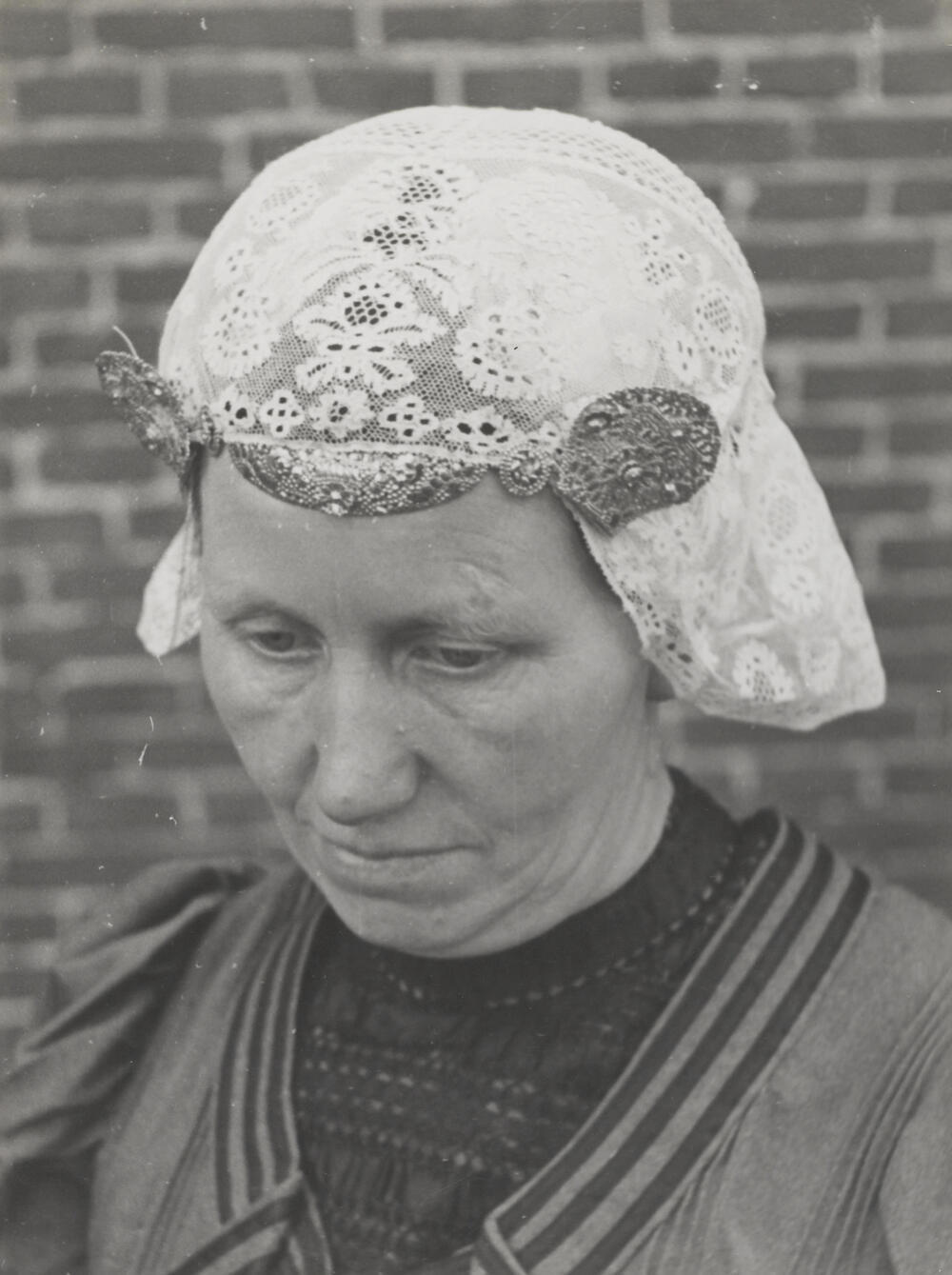 Vrouw in Drentse streekdracht, Hooghalen, 1944