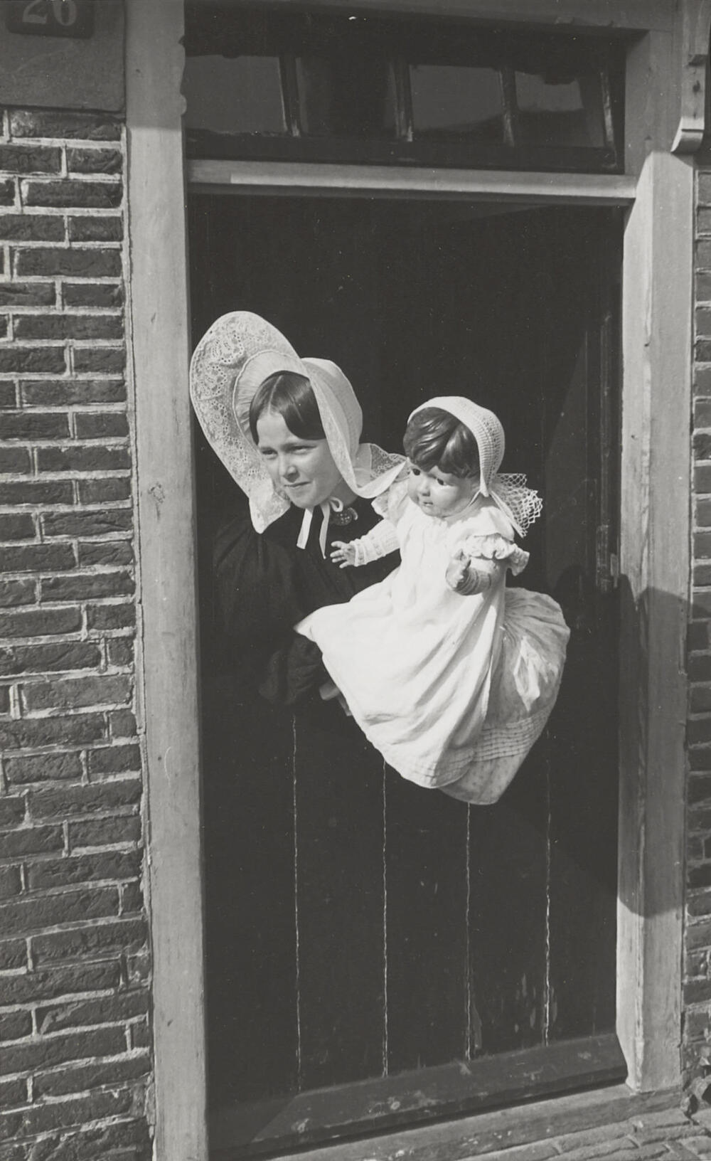 Meisje en pop in streekdracht, Huizen, 1945