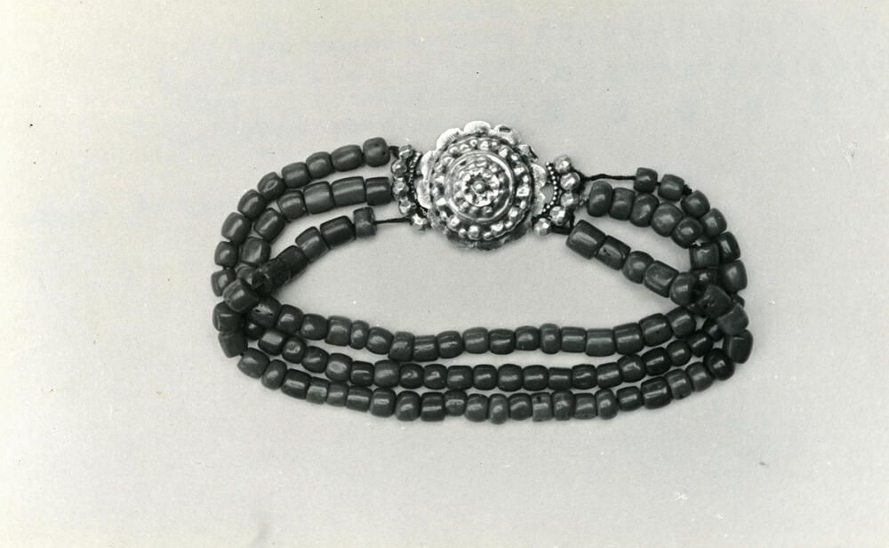 Meisjeshalssnoer uit Volendam, 1946