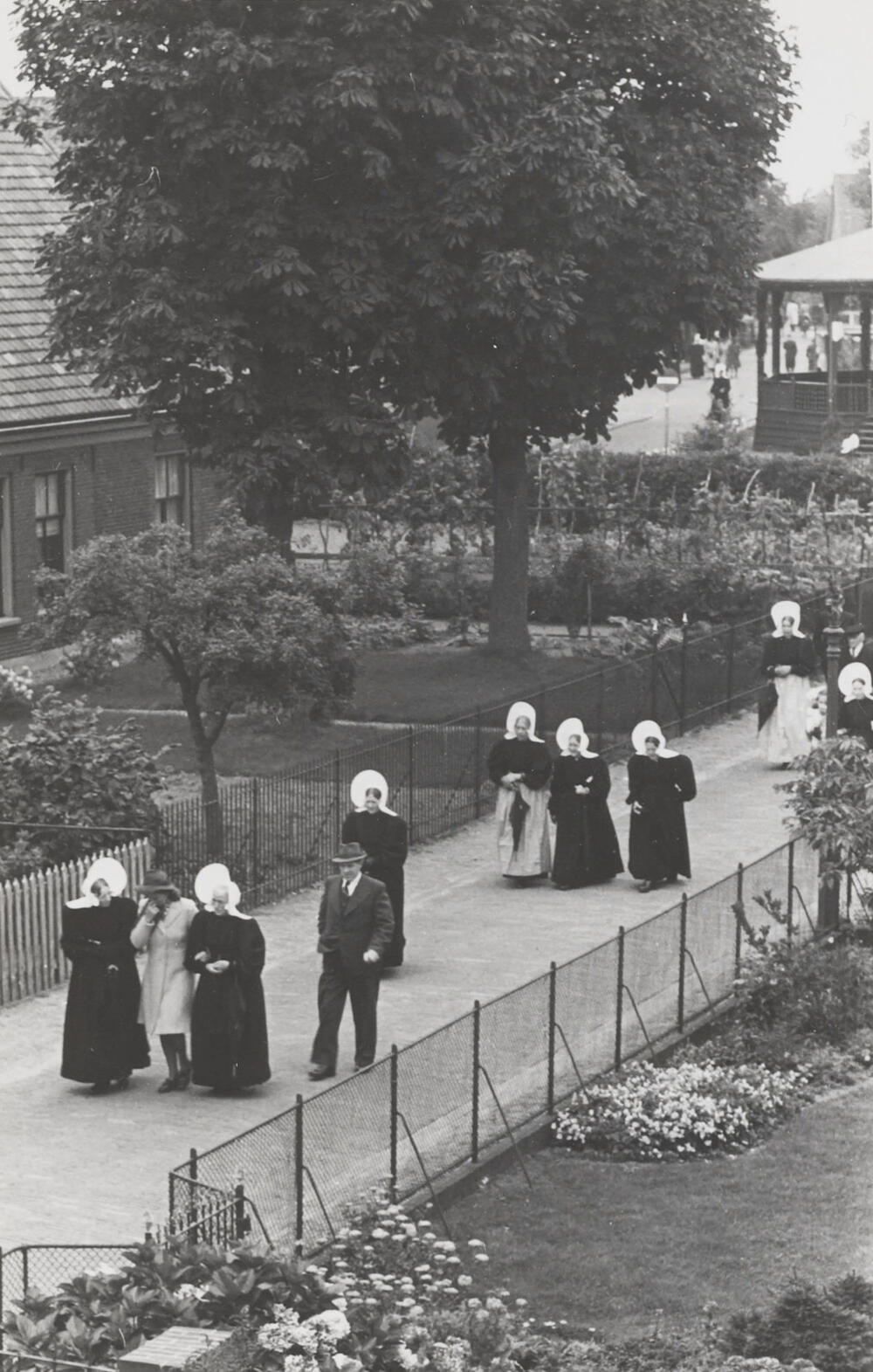Kerkgang, Huizen, 1945