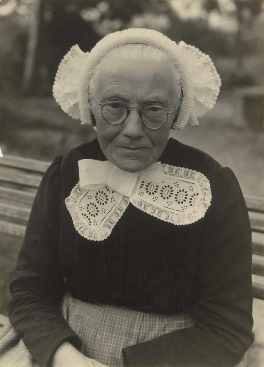 Weduwe Smit-Reinders uit Veessen in Gelderse dracht, 1945