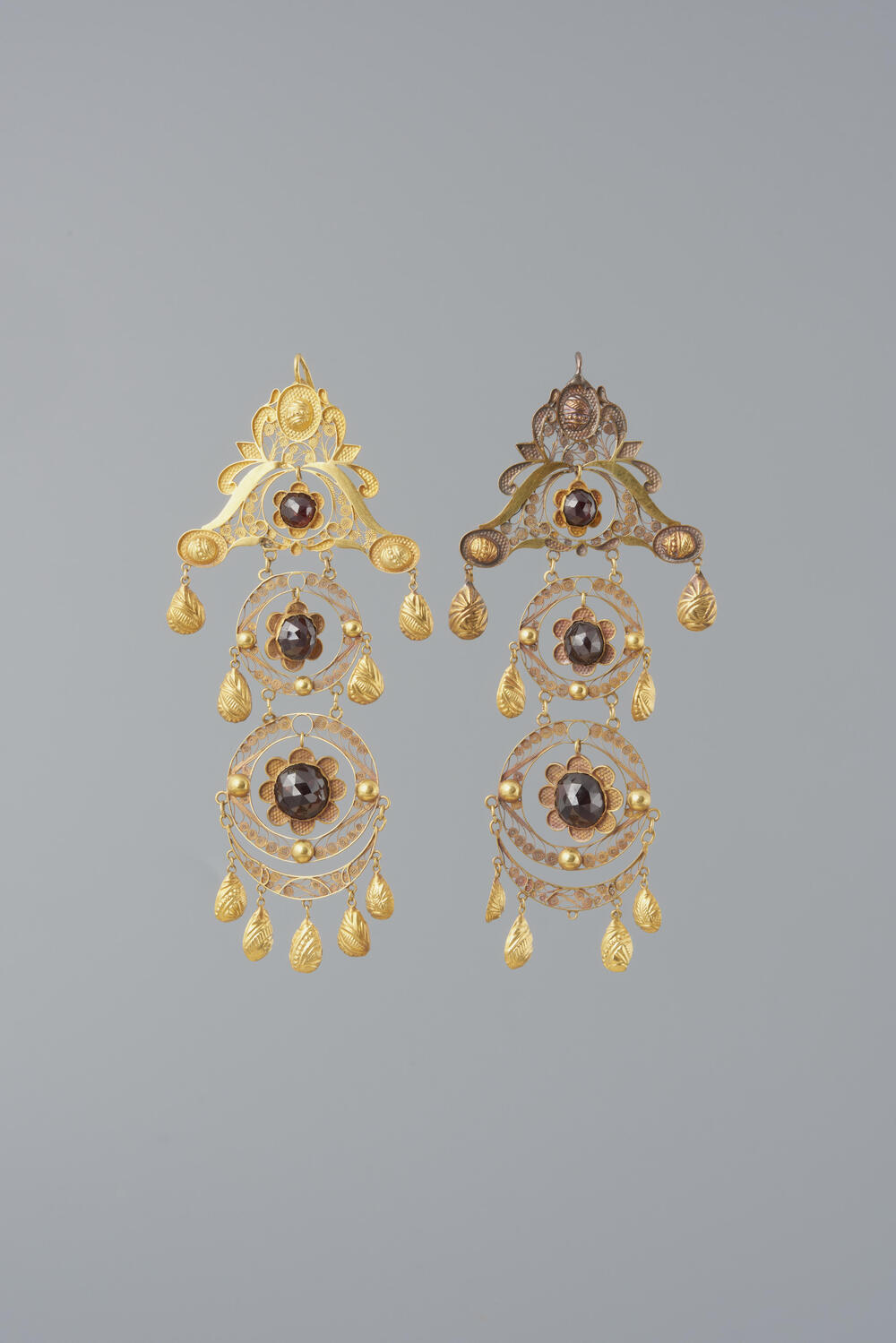 Paar gouden oorijzerhangers, Vlaardingen, 1840–1860