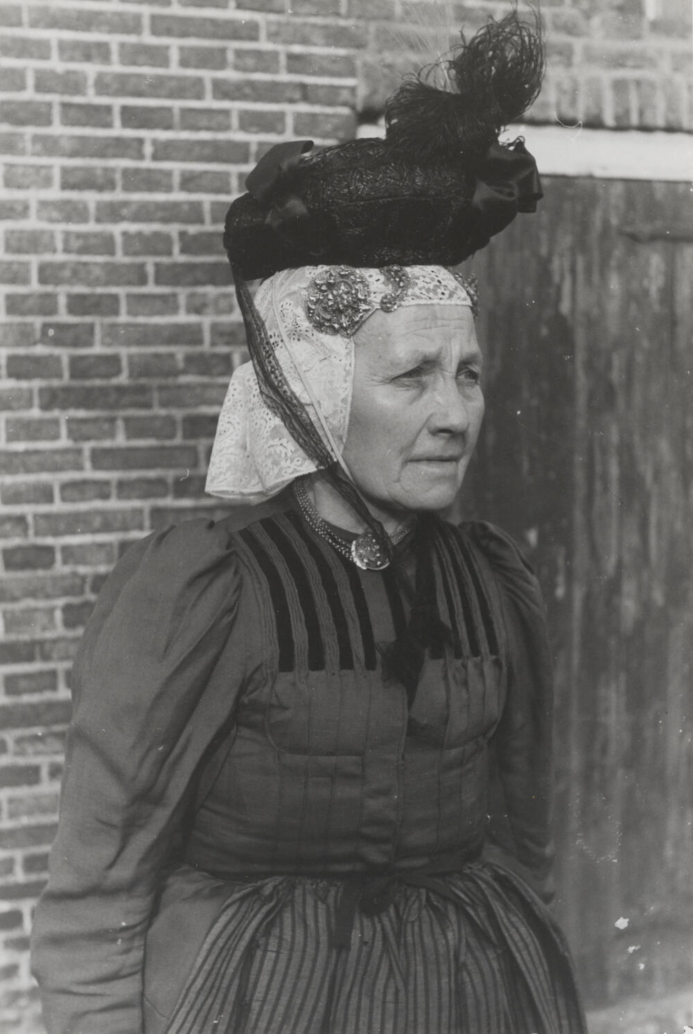 Mevrouw Wolbers uit Orvelte in Drentse dracht, 1944