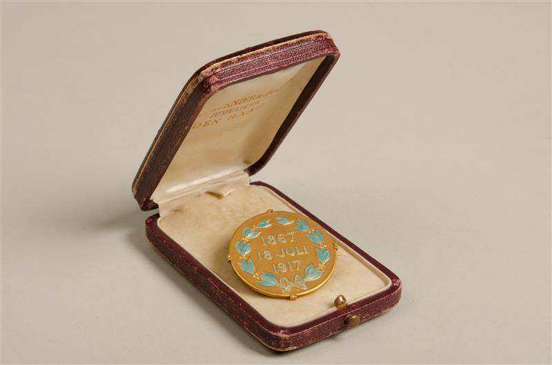 Gouden broche ter gelegenheid van een gouden bruiloft