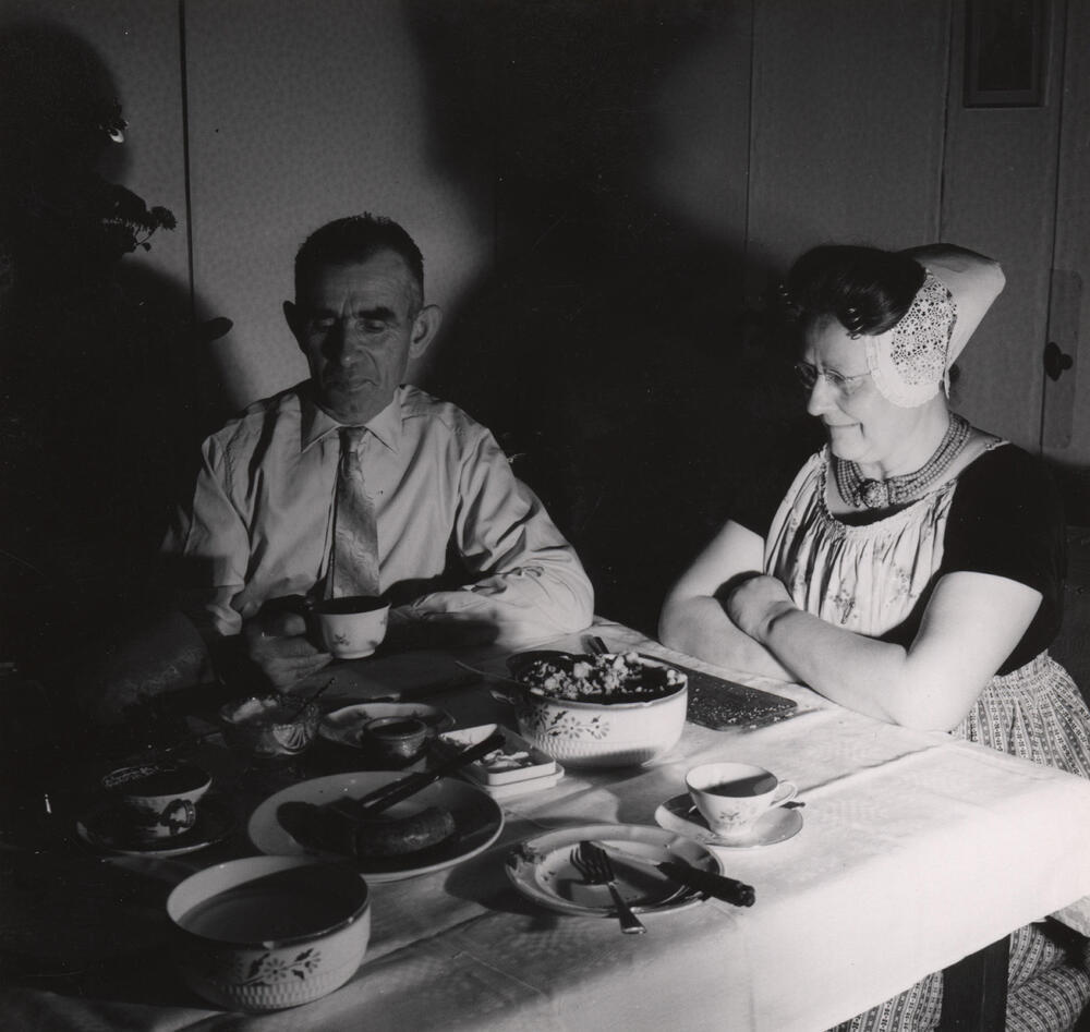 Echtpaar Castel aan de maaltijd, Oost Souburg, 1958