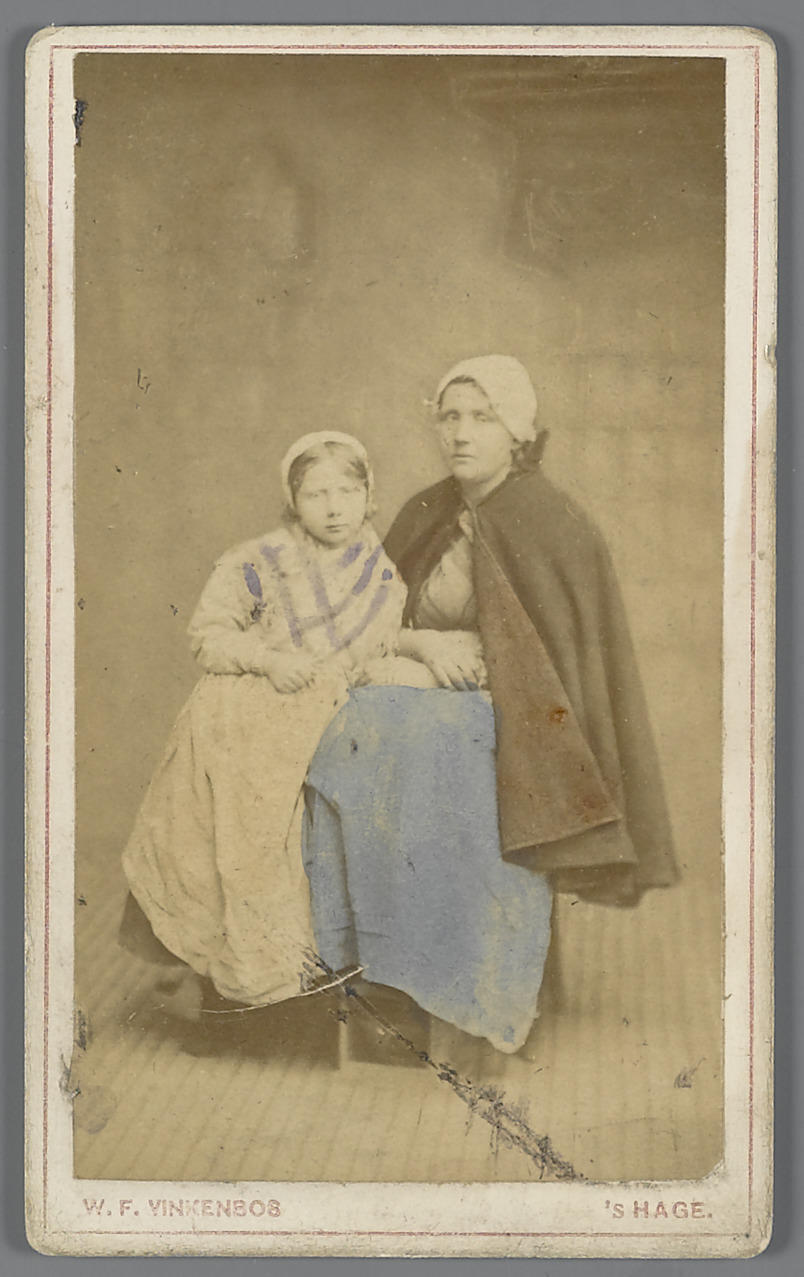 Vrouw en meisje in streekdracht uit Scheveningen, circa 1890
