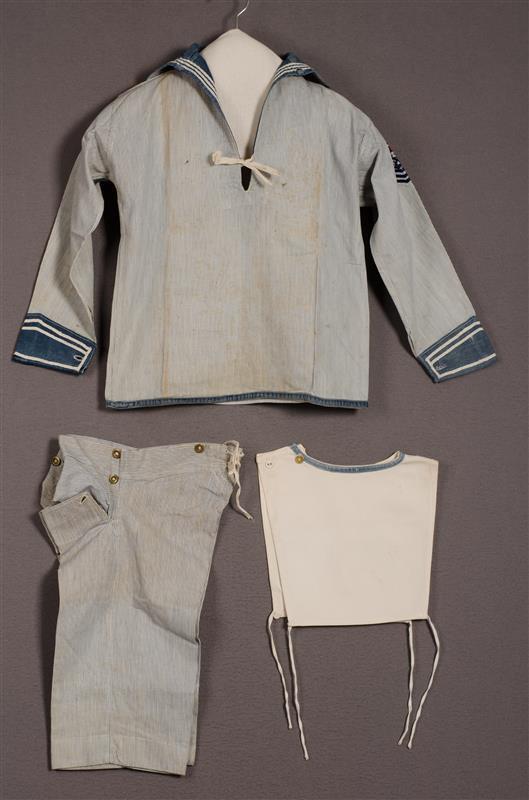 Kindermatrozenensemble bestaande uit blouse, broek en jabot