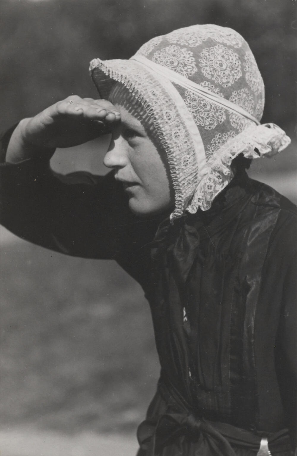 Vrouw verkleed in Drentse dracht, Oud Schoonebeek, 1946