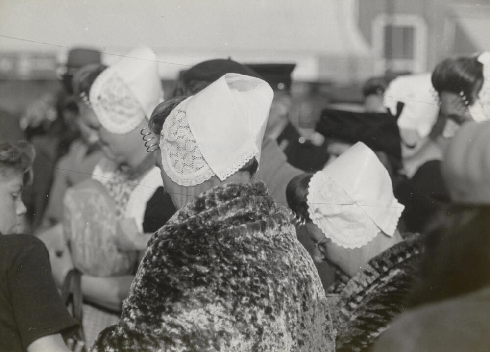 Vrouwen in Walcherse dracht, Middelburg, 1950