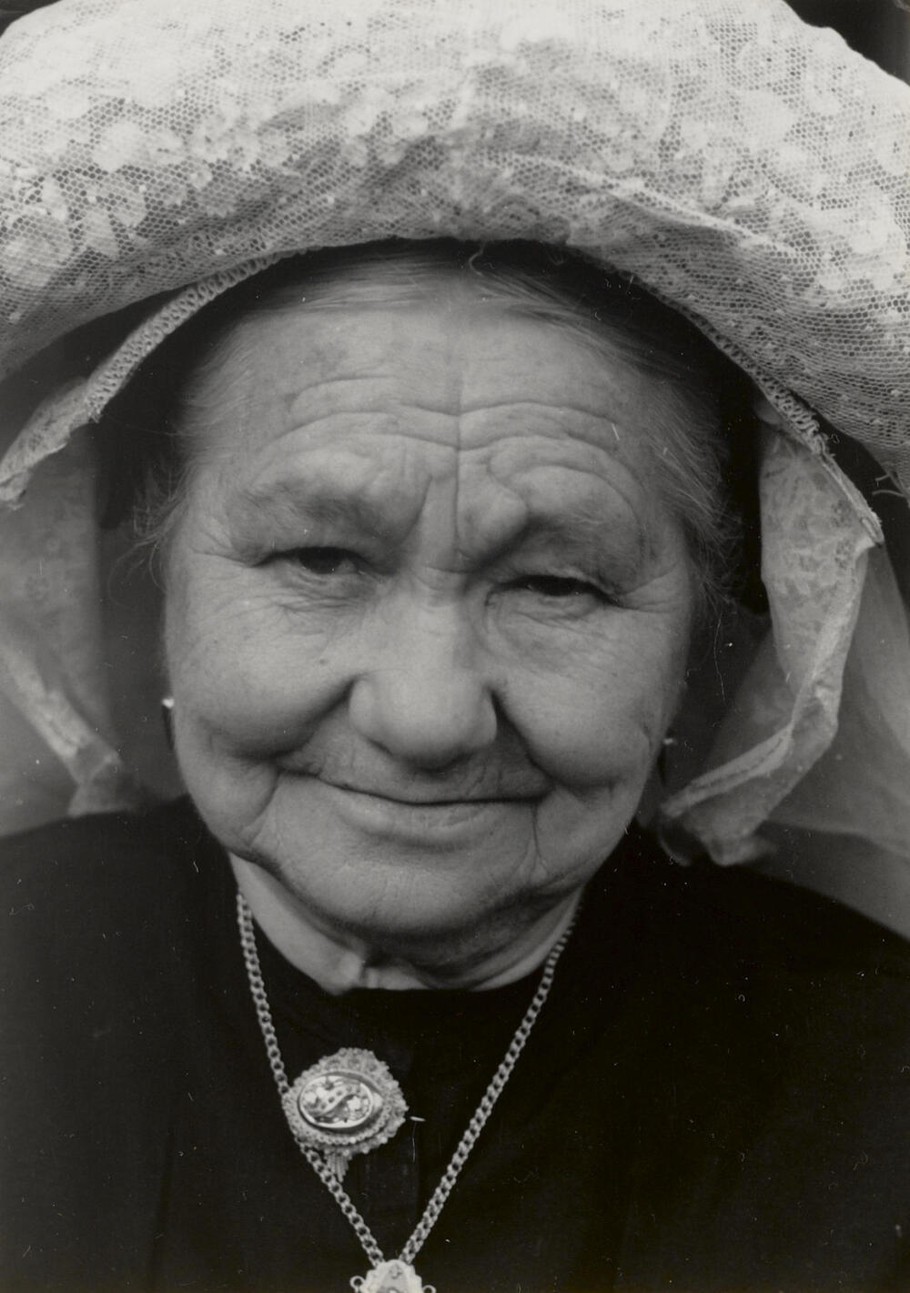 Vrouw uit Oirschot in zondagse dracht, 1950