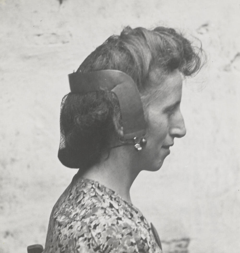 Vrouw met oorijzer van Schokland, 1947