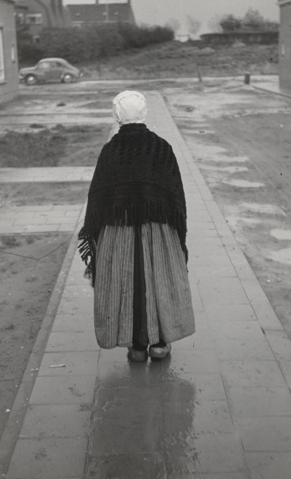Meisje in streekdracht uit Arnemuiden, 1950