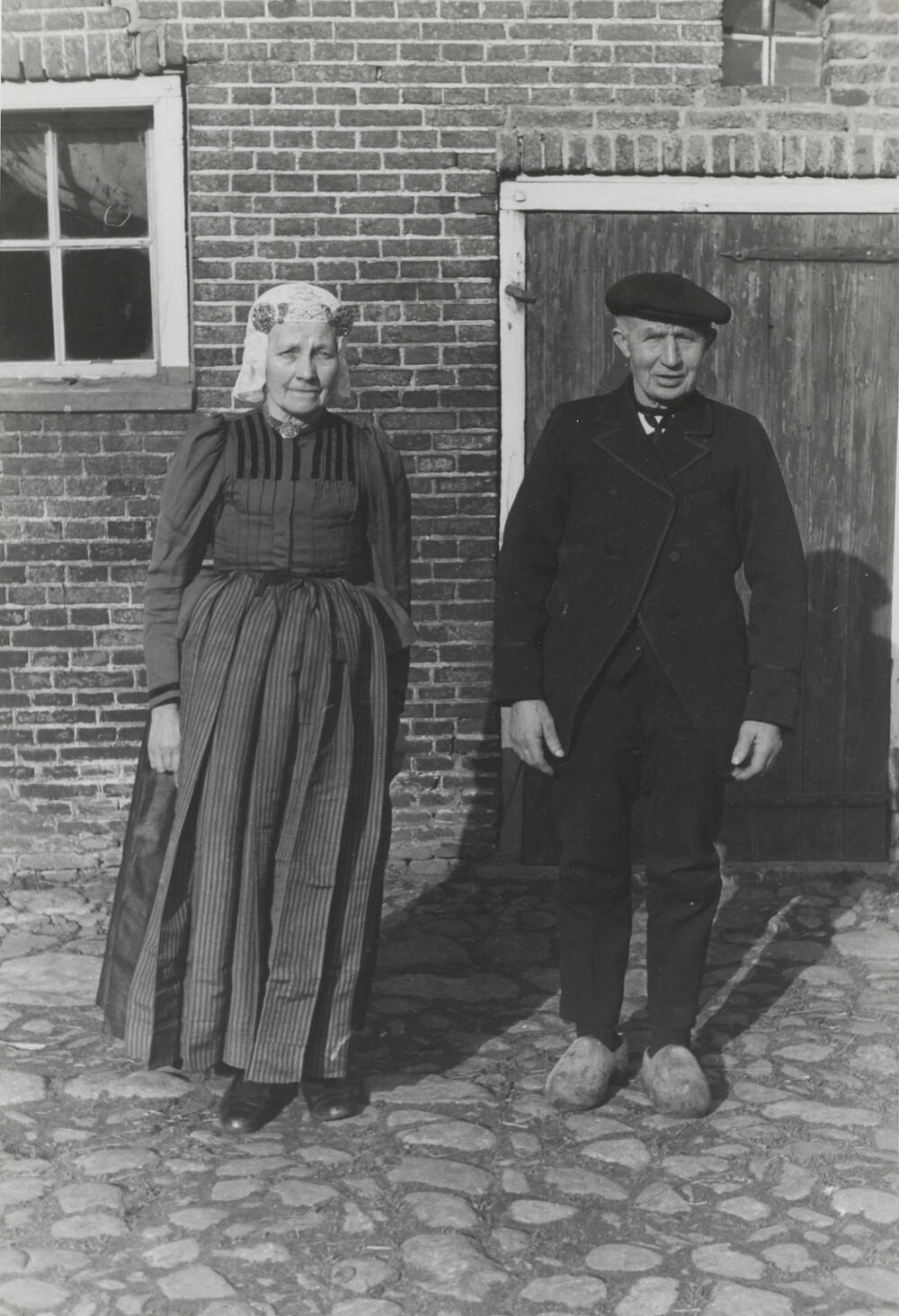 Echtpaar Wolbers uit Orvelte in zondagse dracht, 1944