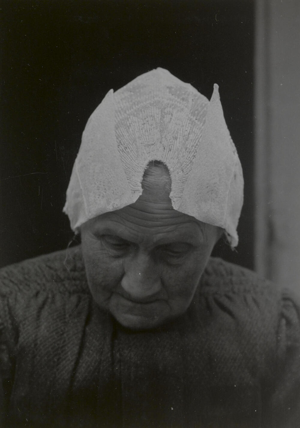 Antje Dorresteijn-Kuijer in streekdracht uit Soest, 1952