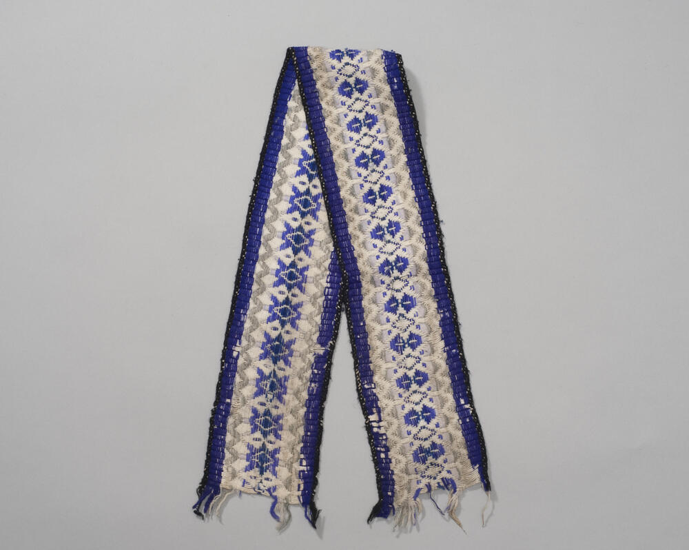 Geweven vrouwendasje voor de rouw, Marken, 1940–1970